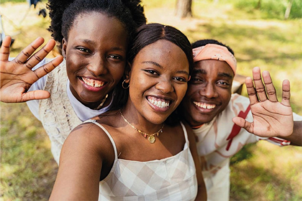 Jeune femme africaine souriante engagée dans une campagne de santé mentale.